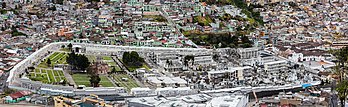 Cemitério de San Diego visto do morro El Panecillo, localizado no centro histórico de Quito, Equador. Inaugurado em 1872 no local onde foram enterrados os mortos na Batalha de Pichincha (1822). O cemitério contém os túmulos de várias pessoas conhecidas, incluindo cinco presidentes da República do Equador. (definição 13 887 × 4 255)