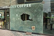Ett krossat fönster på ett Starbuckskafé i Toronto efter protesterna vid G-20-mötet 2010.
