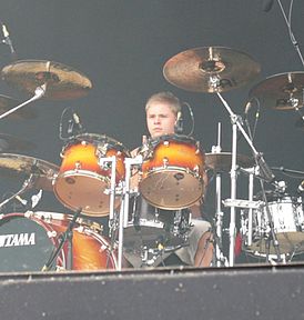 Густав за барабанами на одном из концертов Tokio Hotel