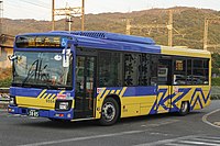 近鉄バスの大型路線車 日野・ブルーリボン（左）といすゞ・エルガ（右）