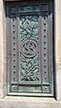 Porte en bronze du tombeau du Maréchal d'Empire Soult. En son centre le "S" de Soult est entrelacé avec le "B" de Louise Berg, son épouse.