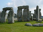 زمان نصب سنگهای استون هنج، ۲۰۰۰ تا ۲۵۰۰ سال پیش از میلاد مسیح، تخمین زده می‌شود.