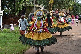 Künstler, der Kummattikali Maskentanz in Thrissur, Indien durchführt