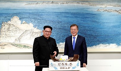 한반도의 봄이 온것을 상징하는 정상회담 식사 디저트- 초코릿 원형돔을 나무 망치로 문재인 대통령과 김정은 국무위원장이 함께 열었다.