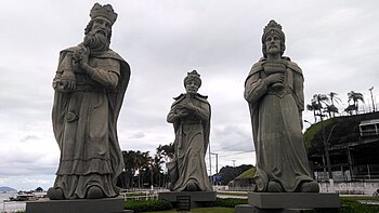 A imagem mostra três grandes estátuas dos três reis magos.