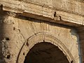 Entrée LII du Colisée, avec chiffres romains encore visibles.