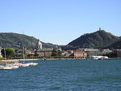 Pemandangan dari Danau Como. Bangunan di puncak sebelah kanan adalah Castello Baradello.