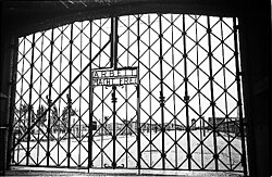 A dachaui tábor egyik kapuja, az eufemikus, megtévesztő A munka felszabadít felirattal