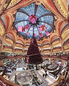 パリ・オスマン大通りにあるギャルリ・ラファイエットのドームとバルコニー、クリスマスデコレーションされた婦人向け売り場。 原作：Benh LIEU SONG
