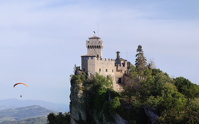 File:Paraglide and Cesta tower - San Marino - GT 06 - 2024 04 30.jpg