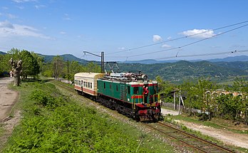 Última locomotiva elétrica soviética VL22m-1483 em operação reboca o trem de passageiros Kutaisi-Tkibuli momentos antes de chegar a Satsire, Geórgia. (definição 5 521 × 3 408)