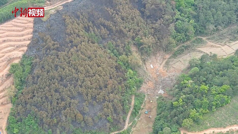 MU5735墜毀現場，畫面左側為山火留下的痕跡