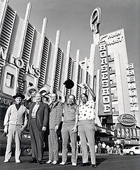 Johnny Moss, Chill Wills, Amarillo Slim, Jack Binion und Puggy Pearson vor dem Binion's Horseshoe bei der WSOP 1974