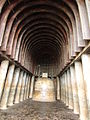 バージャーのチャイティヤ窟 列柱を設けた窟の奥にストゥーパを設置、天井には木造建築と同様の垂木がある