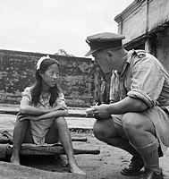 Một phụ nữ Trung Quốc trẻ tuổi từ một trong những "đơn vị an ủi" của Quân đội Hoàng gia Nhật Bản được phỏng vấn bởi một sĩ quan của Không quân Hoàng gia Anh tại Rangoon sau khi được giải phóng vào tháng 8 năm 1945.