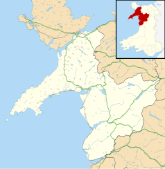 Mapa konturowa Gwynedd, u góry nieco na lewo znajduje się punkt z opisem „Zamek w Caernarfon”