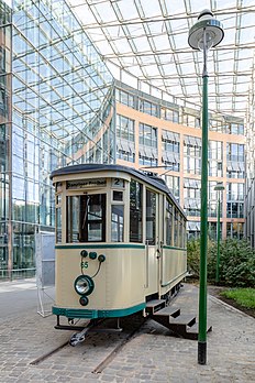 Último bonde (vagão 65) de Münster no edifício de escritórios “Stadthaus 3”, Renânia do Norte-Vestfália, Alemanha. A rede de bondes existiu até 25 de novembro de 1954 (definição 4 480 × 6 720)