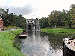 Le Canal historique du Centre à Houdeng-Gœgnies.