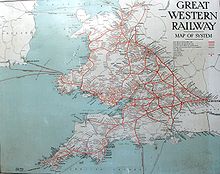 Un mapa que muestra Gales y el suroeste de Inglaterra. Las palabras "Great Western Railway" están en la parte superior izquierda, el mar es azul pálido y las líneas ferroviarias rojas, muchas de las cuales parecen irradiar desde Londres a la derecha