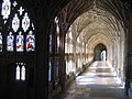 Ólomüvegezésű kerengő Gloucester gótikus katedrálisában, Anglia