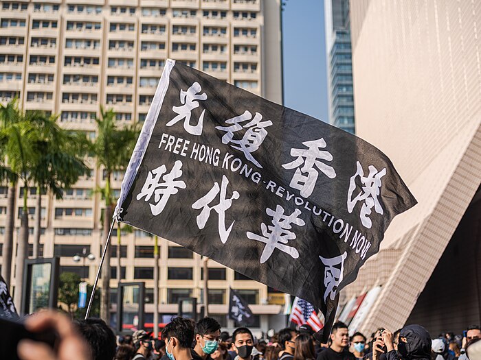 示威者展示「光復香港 時代革命」旗幟