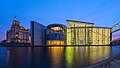 27. A Paul Löbe-ház Spree folyó felőli, keleti homlokzata Berlin központjában szürkületkor. Balra a Reichstag épülete. A Paul Löbe-házat Stephan Braunfels tervezte (Németország) (javítás)/(csere)