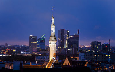 Öine Tallinn. Tallinna raekoja valgustatud torn paistab südalinna ärihoonete taustal.