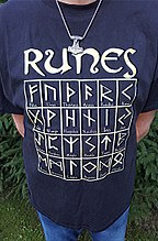T-Shirt mit den Runen der älteren Runenreihe - Aufnahme von 2017