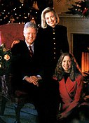 به همراه همسرش هیلاری و دخترش چلسی در پرتره کریسمس کاخ سفید (۱۹۹۷)