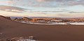 19. A Valle de la Luna (Hold völgye) két nevezetességének látképe alkonyatkor; a Nagy homokdűne az előtérben és az Amfiteátrum a háttérben (San Pedro de Acatama, Észak-Chile) (javítás)/(csere)