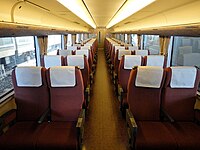 優等列車（特急）用旅客車の一例、JR西日本683系の普通車車内