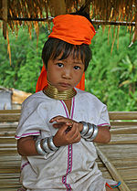 Una ragazza Padaung nel nord della Thailandia