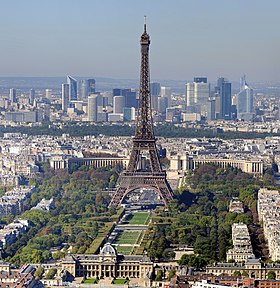 Ti Paris, nga addan ti Torre Eiffel iti likud ken raskasielos iti La Défense