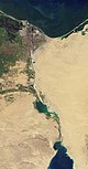 Imatge per satèl·lit del Canal de Suez, connectant el Mediterrani (a dalt) amb el Mar Roig (a baix)