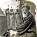 Sumo sacerdote samaritano con milenario rollo del Pentateuco, Nablus, 1905.