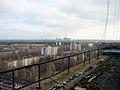 Blick von einem Hausdach auf das Kernkraftwerk Tschernobyl