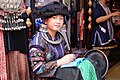 زن جوان میائو در شهرستان ینگشوو.