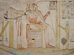 Ramsés II, el más activu de los faraones del Imperiu nuevu, nun relieve de Abydos. La espansión esterior llevó hasta'l norte de Palestina, enfrentándose colos hitites na famosa batalla de Qadesh (1274), que'l so incierta resultancia dexó presentala como una victoria per dambes partes, obligó al caltenimientu d'un precoz conceutu d'equilibriu internacional» con sofisticaes negociaciones diplomátiques, y amenó un interesante programa xustificativu en testos y monumentos artísticos que la converten na primer batalla de la historia militar con abonda información como pa ser oxetu d'un estudiu detalláu.