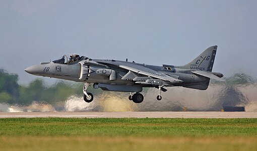 ABD Deniz Piyade Kolordusu'na ait AV-8B Harrier II (Oshkosh, Wisconsin, 2003). AV8B Hurrier II, Birleşik Krallık'ın uçak üretim firması Hawker Siddeley (günümüzde BAE Systems)'nin VTOL uçağı, Hawker Siddeley Harrier'nin BAE ve McDonnell-Douglas tarafından geliştirilmiş versiyonudur. (Üreten: Paulmaz)