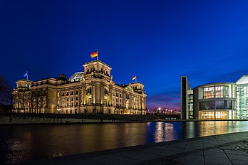 À esquerda, o Palácio do Reichstag. À direita, próximo a ele, a fachada leste da Paul-Löbe-Haus em Berlim-Mitte, de frente para o rio Spree. (definição 6 000 × 4 000)