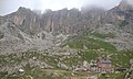 Rifugio Roda de Vael,con la cresta de Masarè - panoramio.jpg3 990 × 2 383; 2,89 MB