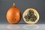 Fruto de la granadilla, vista entera y sección