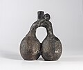 Jarra dupla de argila cinza-preto-castanho, datado entre 1200 e 1450. Item da coleção pré colombiana da Casa Museu Eva Klabin.