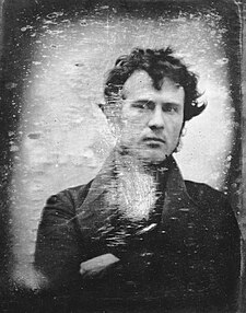Robert Cornelius: Autoportrét, 1839; na zadní straně fotografie je napsáno: První světelný obraz co byl kdy pořízen