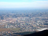 Luftaufnahme von Maribor, im Hintergrund die Windischen Bühel (Slovenske Gorice)