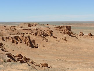 Felsen, Geröll und Kies prägen das Bild der Wüste Gobi, wie z. B. hier an der Bajandsag Felsformation in der Mongolei.