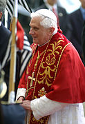 Joseph Ratzinger, teólogo conciliar al igual que Küng, pero con una trayectoria opuesta: se convirtió en el principal teólogo del Vaticano, prefecto de la Congregación de la Doctrina de la Fe (antiguo Santo Oficio), y entre 2005 y 2013 papa con el nombre de Benedicto XVI, el primero en dimitir desde la Edad Media.