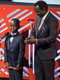 Tani Adewumi mit seinem Vater bei der Preisverleihung des Tribeca Disruptive Innovation award