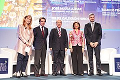 左から世界旅行ツーリズム協議会理事長のグロリア・ゲバラ、スペインのホセ・マリア・アスナール元首相、カルデロン、コスタリカのラウラ・チンチージャ、アルゼンチンのマルコス・ペーニャ首相（2018年4月19日）