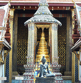 Kiri: Masuk ke Wat Phra Kaew. Kanan: Patung Buddha Zamrud yang termaktub di Wat Phra Kaew